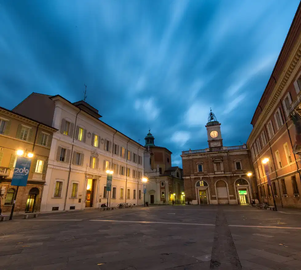 Ravena Itália Em Piazza Del Polo Foto de Stock - Imagem de famoso, noite:  243015308