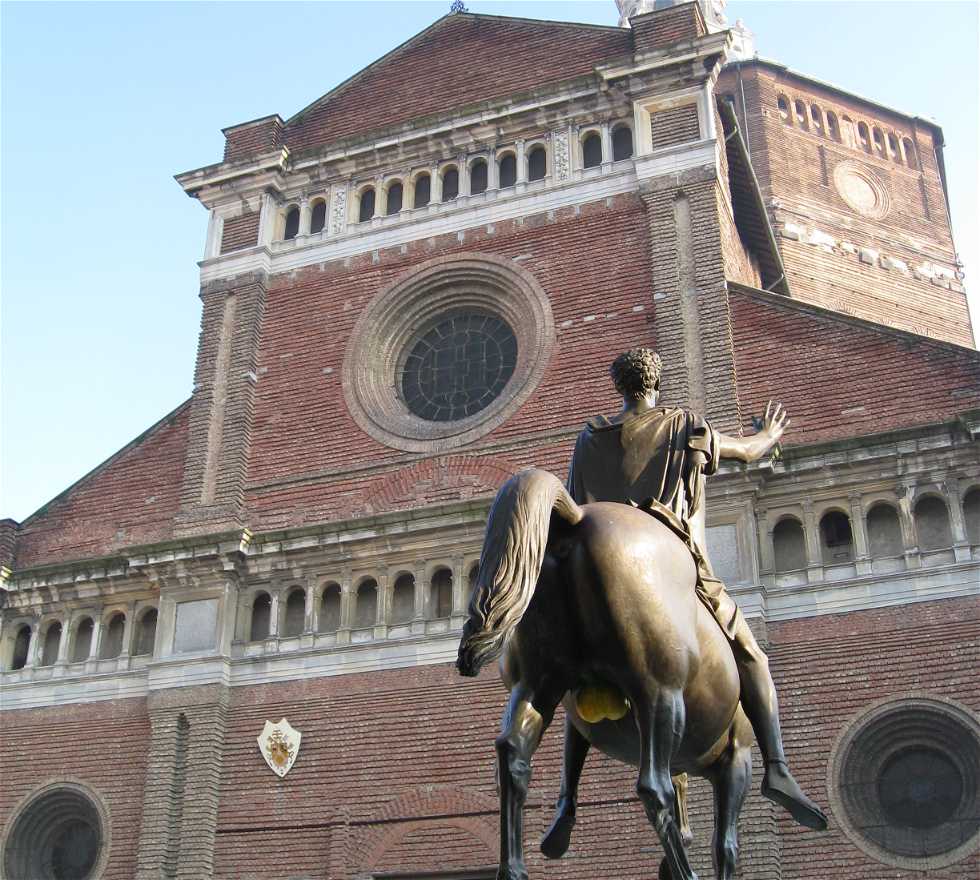 Plaza en Pavia
