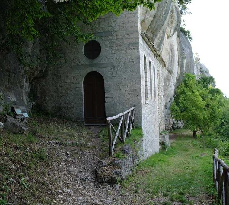 Ruinas en Serramonacesca