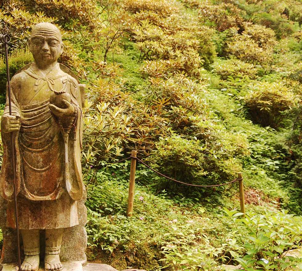 estatuas-jizo-en-los-bosques_384455.jpg
