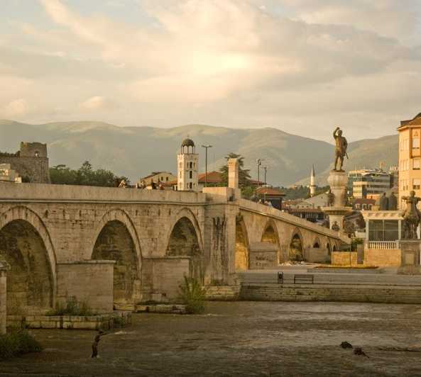 Puente en Skopje