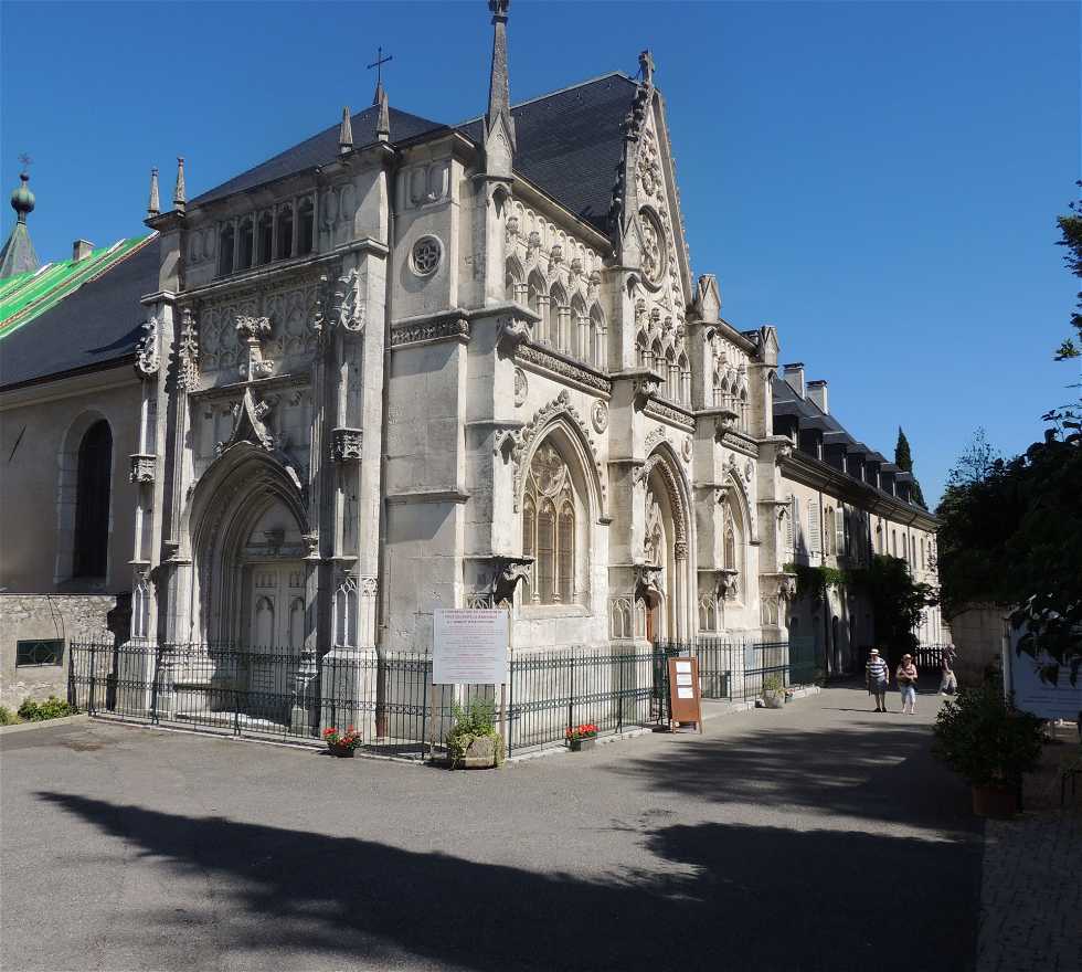 Building in Saint-Pierre-de-Curtille