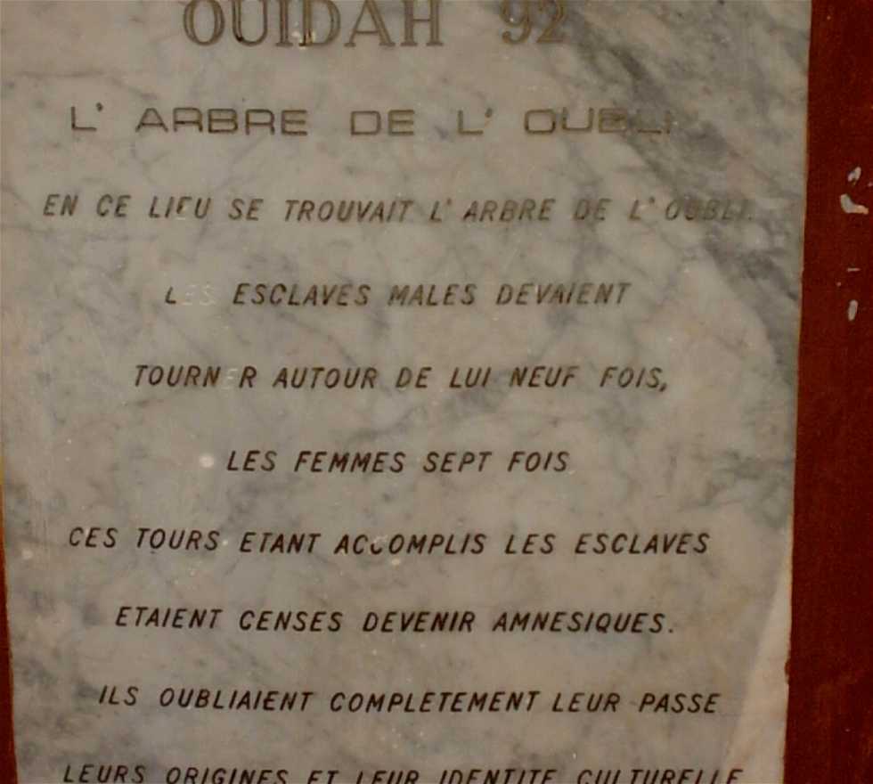 Placa conmemorativa en Ouidah