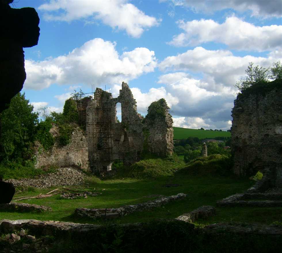 ruins in Ferrières-sur-Sichon